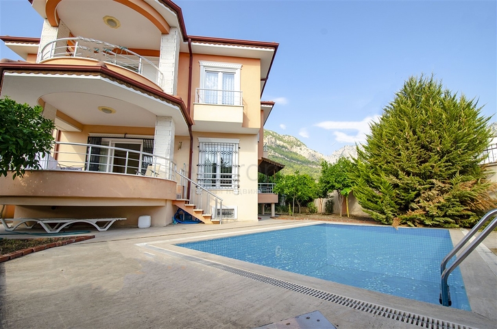 Отдельностоящая вилла 3+1 с мебелью в Гейнюке Кемере 