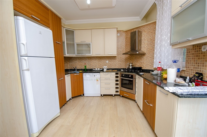 Отдельностоящая вилла 3+1 с мебелью в Гейнюке Кемере 