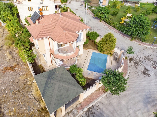 Отдельностоящая вилла 3+1 с мебелью в Гейнюке Кемере 