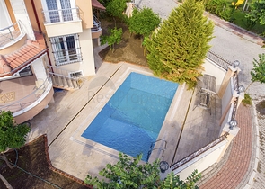 Отдельностоящая вилла 3+1 с мебелью в Гейнюке Кемере 