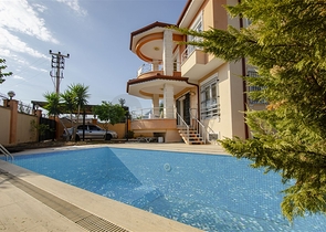 Отдельностоящая вилла 3+1 с мебелью в Гейнюке Кемере 