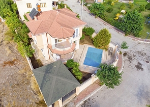 Отдельностоящая вилла 3+1 с мебелью в Гейнюке Кемере 