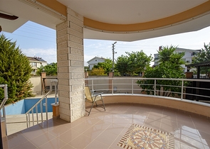 Отдельностоящая вилла 3+1 с мебелью в Гейнюке Кемере 