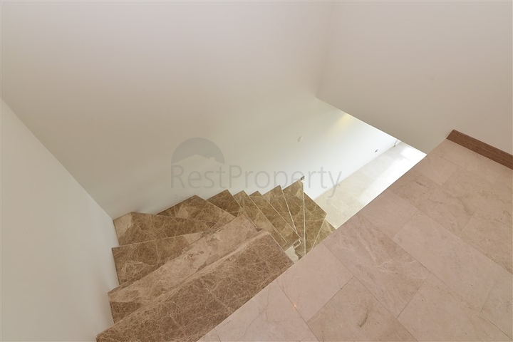 Дуплекс планировки 2+1 с прямым видом на море