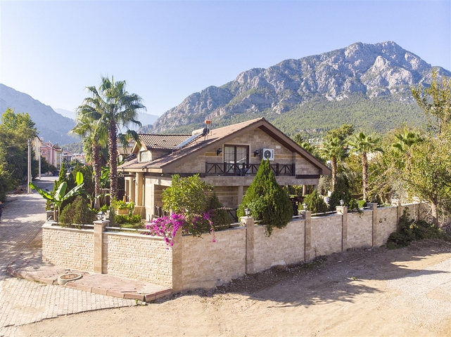 Отдельностоящая вилла 3+1 с мебелью в Асланбуджаке Кемере