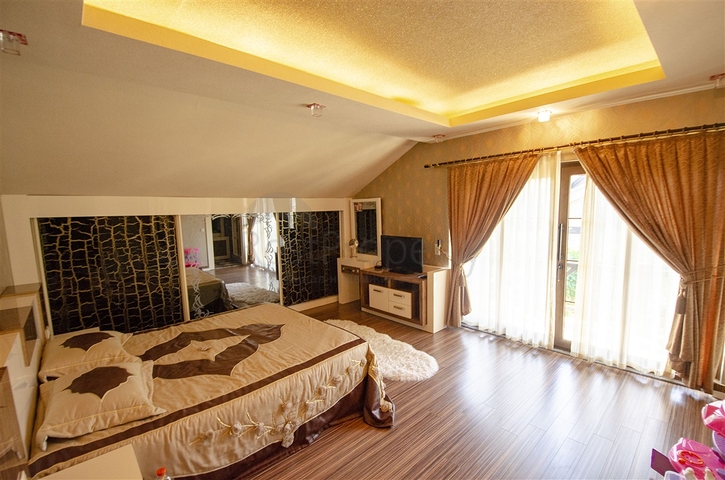 Отдельностоящая вилла 3+1 с мебелью в Асланбуджаке Кемере