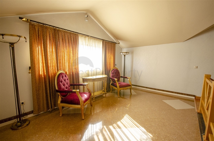 Отдельностоящая вилла 3+1 с мебелью в Асланбуджаке Кемере