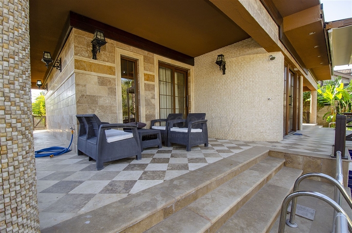 Отдельностоящая вилла 3+1 с мебелью в Асланбуджаке Кемере