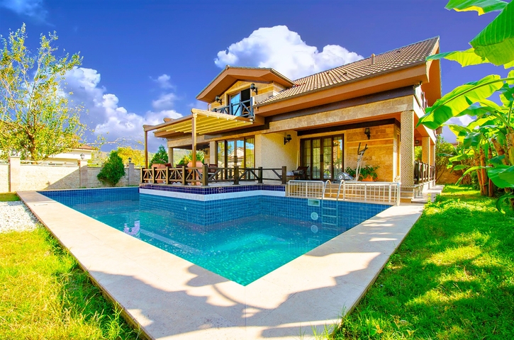 Отдельностоящая вилла 3+1 с мебелью в Асланбуджаке Кемере