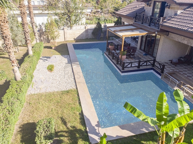 Отдельностоящая вилла 3+1 с мебелью в Асланбуджаке Кемере