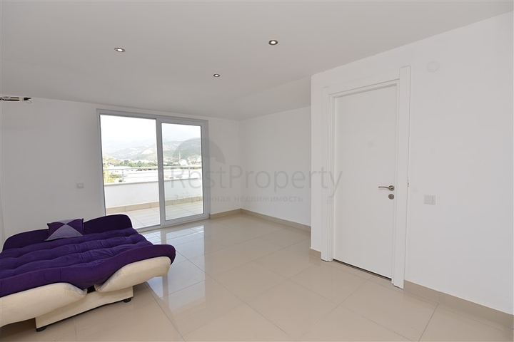 Большой пентхаус с видом на горы в Демирташе