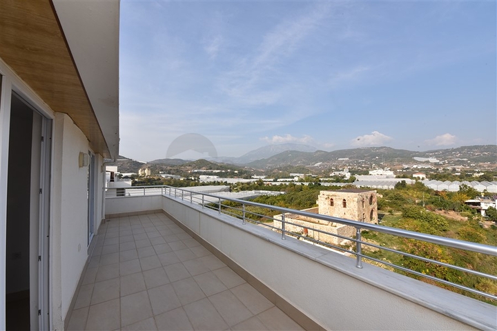 Большой пентхаус с видом на горы в Демирташе