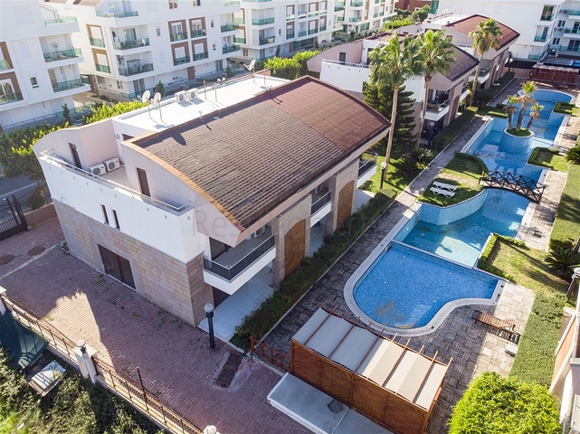 Вилла 6+1 в районе Коньяалты Анталья 500 м до моря