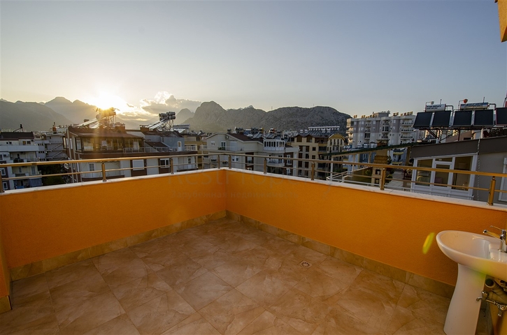 Пентхаус 4+1 в комплексе 600 м до моря в Коньяалты