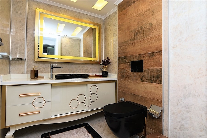 Квартира планировка 3+1 с видом на порт в центре Алании