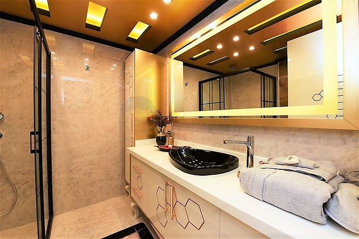 Квартира планировка 3+1 с видом на порт в центре Алании