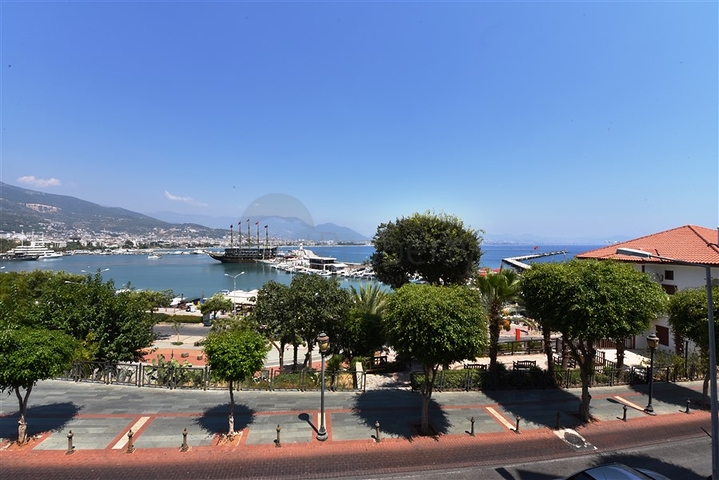 Квартира планировка 3+1 с видом на порт в центре Алании