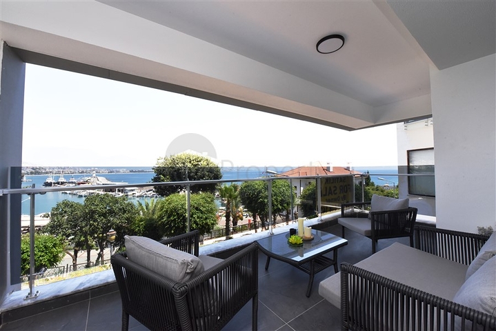 Квартира планировка 3+1 с видом на порт в центре Алании