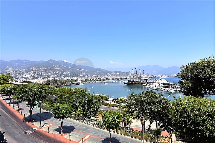 Квартира планировка 3+1 с видом на порт в центре Алании