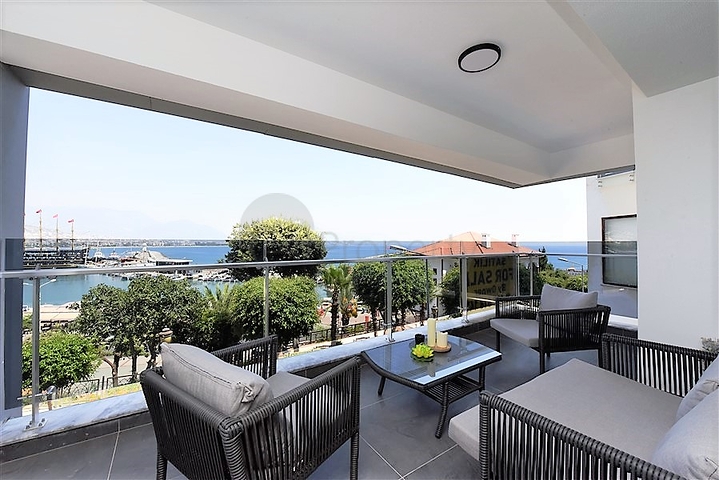 Квартира планировка 3+1 с видом на порт в центре Алании