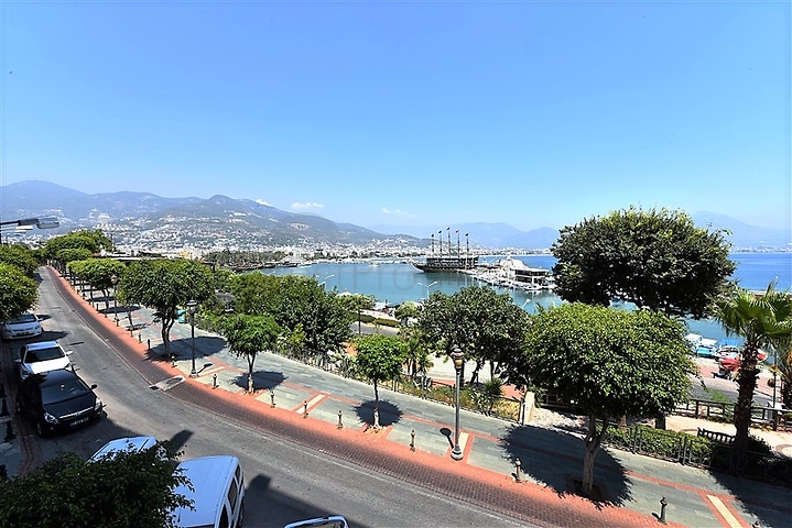 Квартира планировка 3+1 с видом на порт в центре Алании