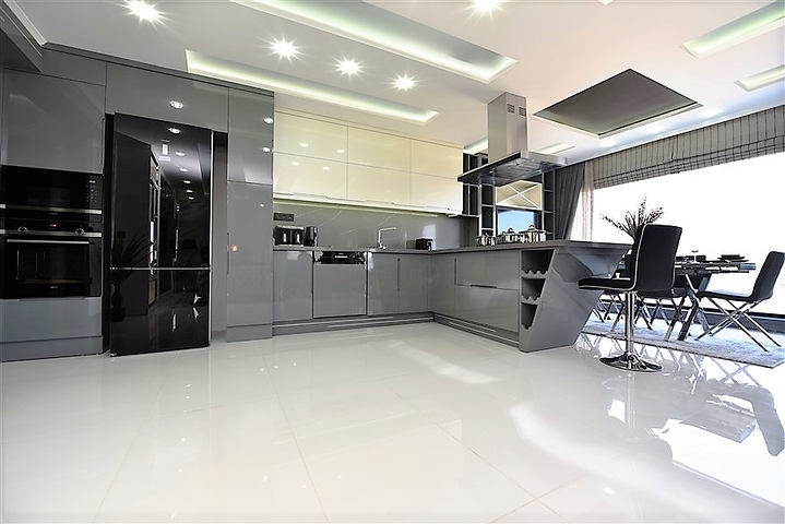 Квартира планировка 3+1 с видом на порт в центре Алании