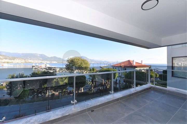 Квартира планировка 3+1 с видом на порт в центре Алании