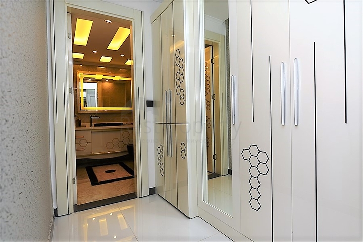 Квартира планировка 3+1 с видом на порт в центре Алании