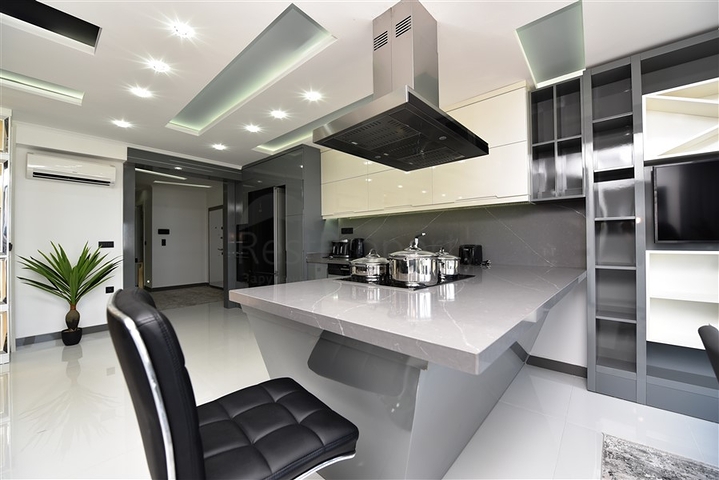 Квартира планировка 3+1 с видом на порт в центре Алании