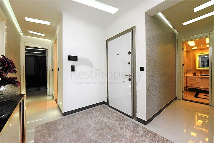 Квартира планировка 3+1 с видом на порт в центре Алании