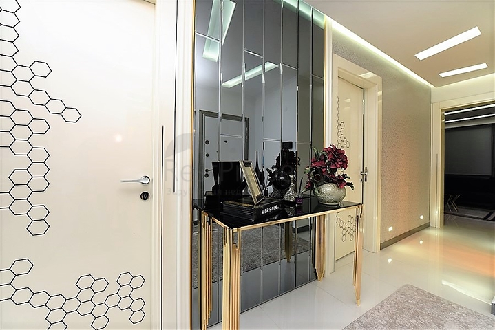 Квартира планировка 3+1 с видом на порт в центре Алании