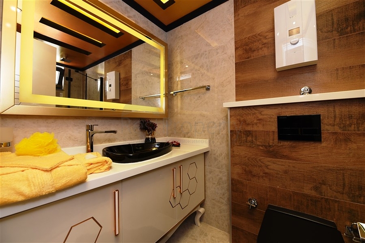 Квартира планировка 3+1 с видом на порт в центре Алании