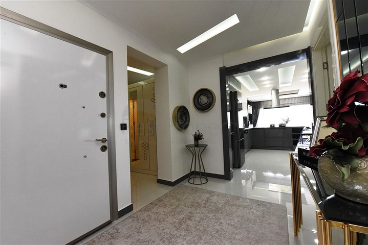 Квартира планировка 3+1 с видом на порт в центре Алании