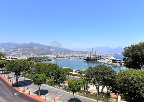 Квартира планировка 3+1 с видом на порт в центре Алании