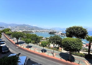 Квартира планировка 3+1 с видом на порт в центре Алании