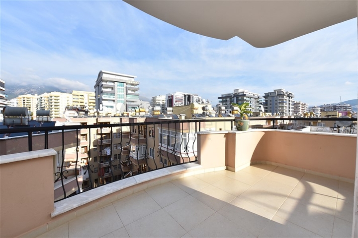 Трехкомнатная квартира с мебелью в Махмутларе.