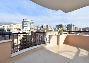 Трехкомнатная квартира с мебелью в Махмутларе.