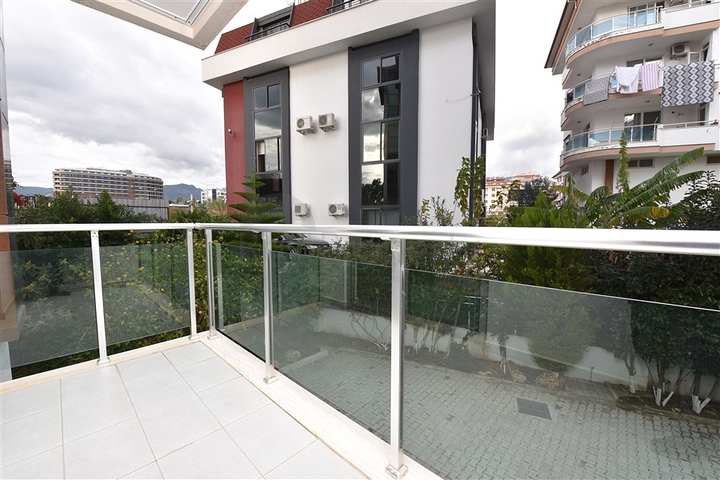 Трехкомнатная квартира на первой линии в Кестеле