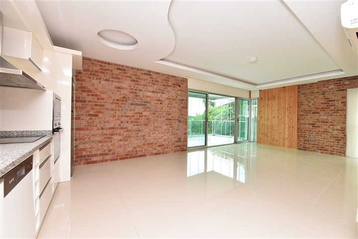 Трехкомнатная квартира на первой линии в Кестеле