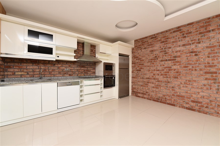 Трехкомнатная квартира на первой линии в Кестеле