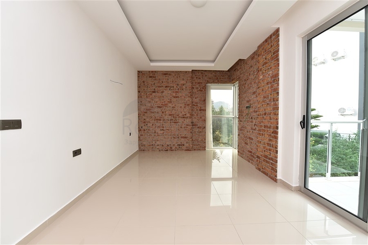 Трехкомнатная квартира на первой линии в Кестеле