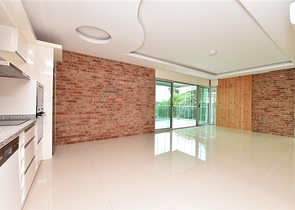 Трехкомнатная квартира на первой линии в Кестеле