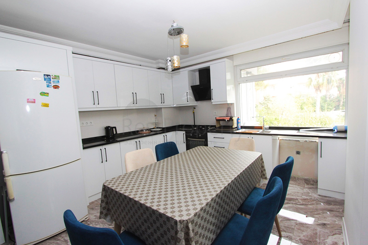 Просторная квартира 3+1 в пешей доступности к морю в Анталии