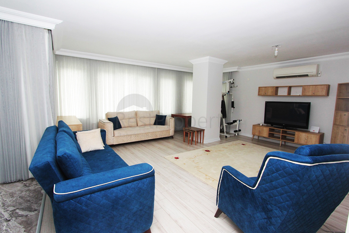 Просторная квартира 3+1 в пешей доступности к морю в Анталии