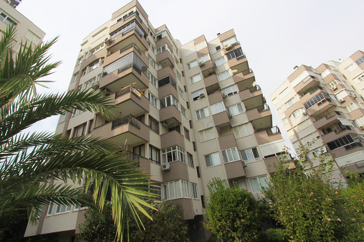 Просторная квартира 3+1 в пешей доступности к морю в Анталии