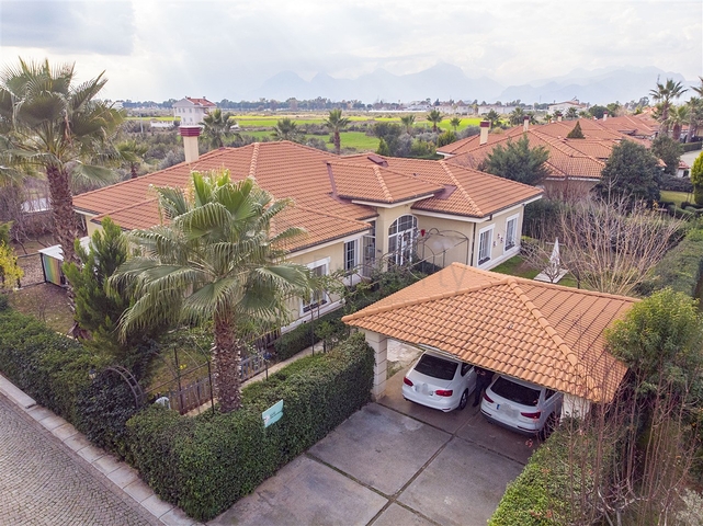 Вилла 5+1 с отдельным садом в комплексе Дошемеальты Анталья