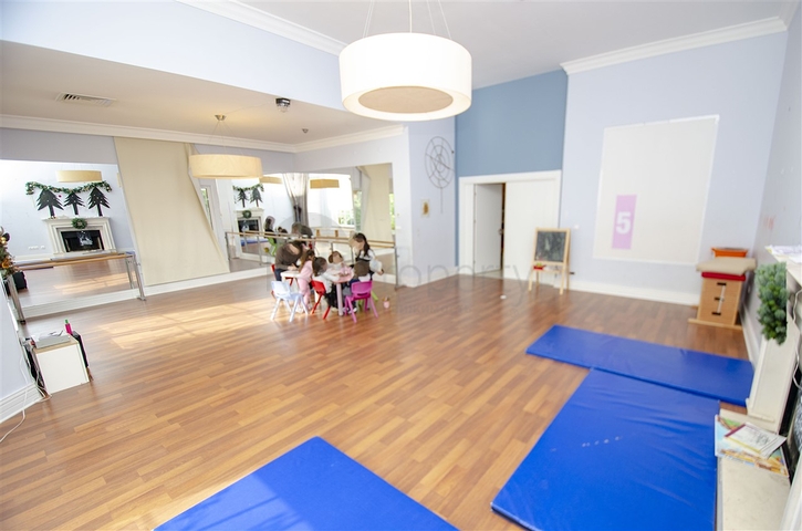 Вилла 5+1 с отдельным садом в комплексе Дошемеальты Анталья