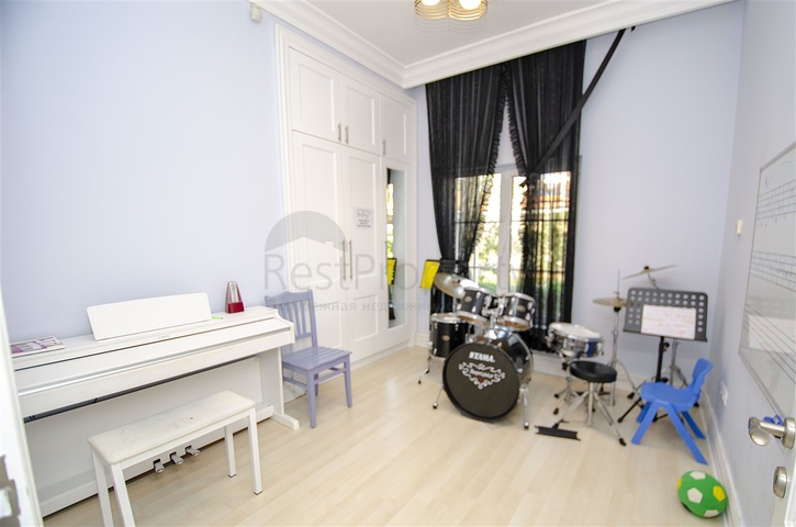 Вилла 5+1 с отдельным садом в комплексе Дошемеальты Анталья