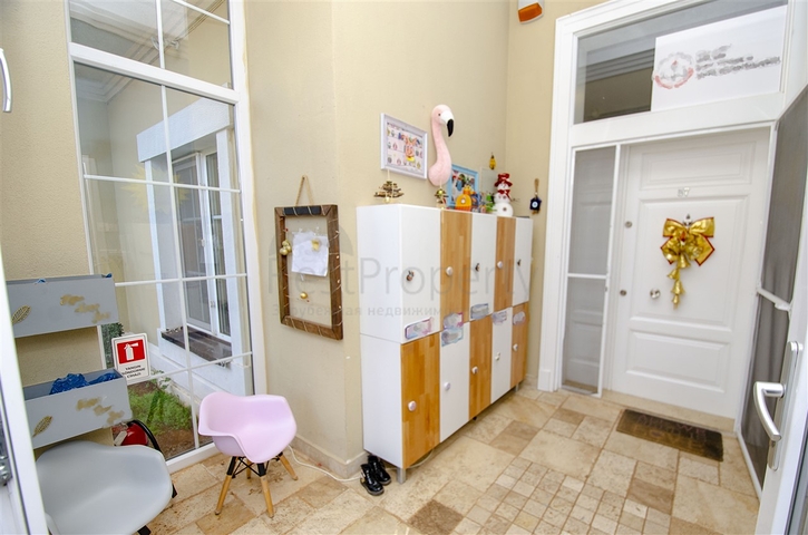 Вилла 5+1 с отдельным садом в комплексе Дошемеальты Анталья