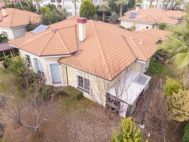 Вилла 5+1 с отдельным садом в комплексе Дошемеальты Анталья